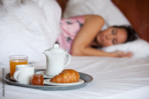 Schlafende Frau und Frühstück am Bett
