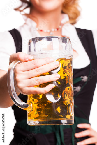 junge Frau im Dirndl mit Bierkrug