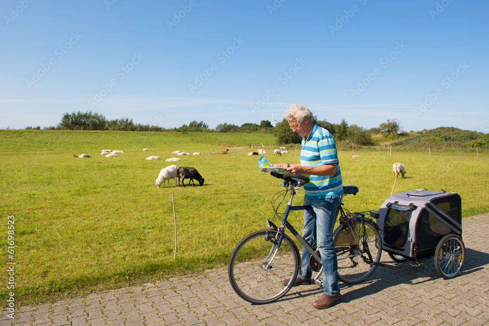 Obraz premium Man looking at the map