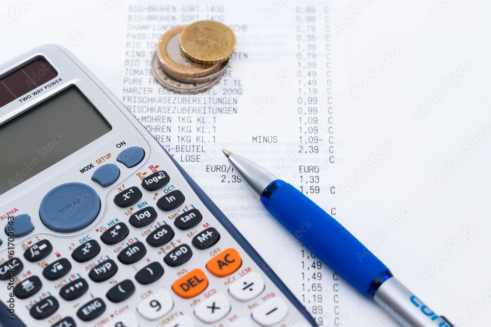 Quittung, Wechselgeld und Kuli Taschenrechner