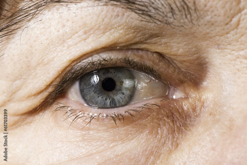 Naklejka premium Close up old women eye