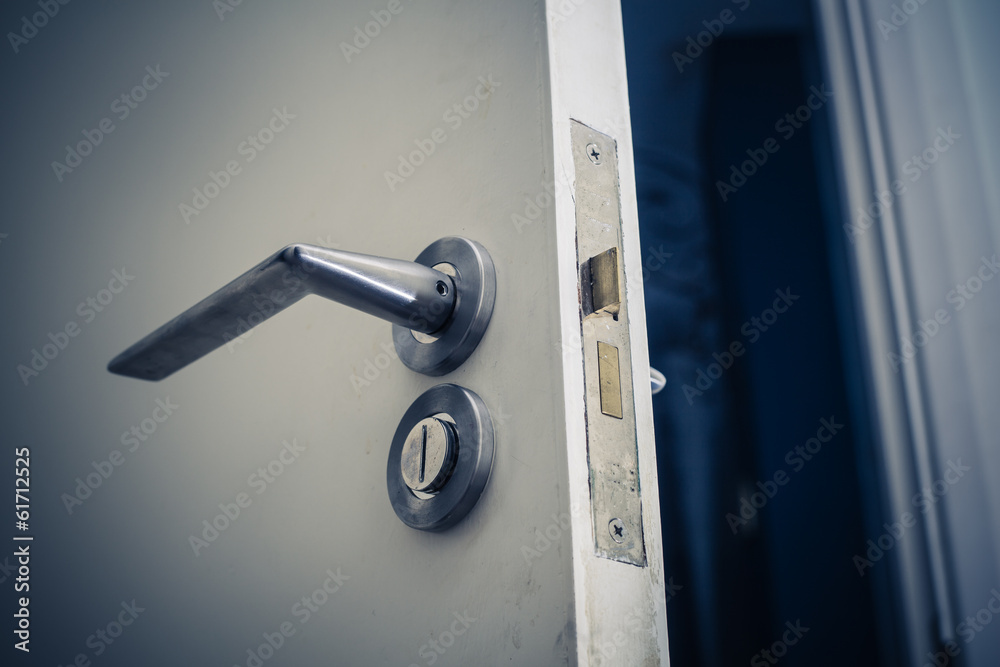 Naklejka premium Open door at night