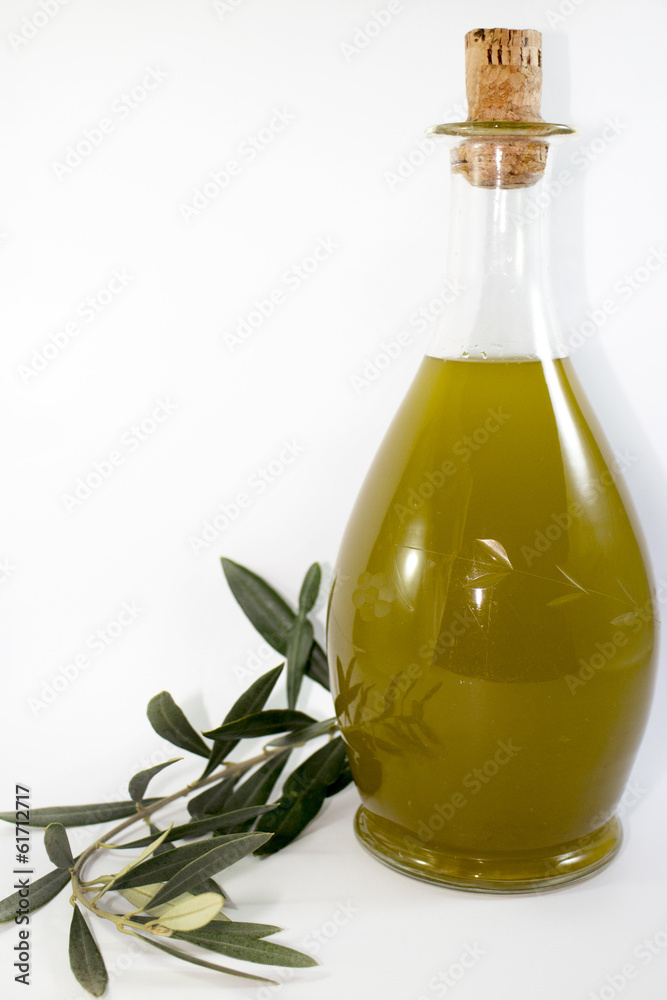 Bottiglia di olio con rametto di ulivo Bottiglia di olio con rametto di ulivo