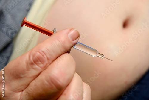 Uomo che si somministra un’iniezione sottocutanea