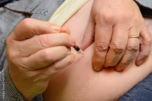 Uomo che si somministra un’iniezione sottocutanea