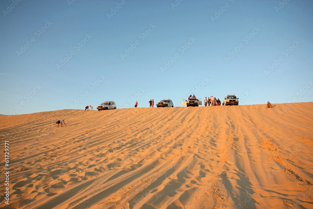 Obraz premium Tourists in Sahara