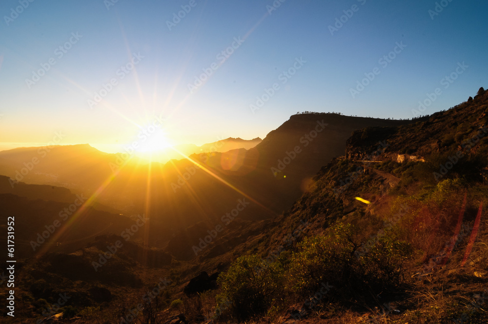 Fototapeta premium Zachód słońca nad górami