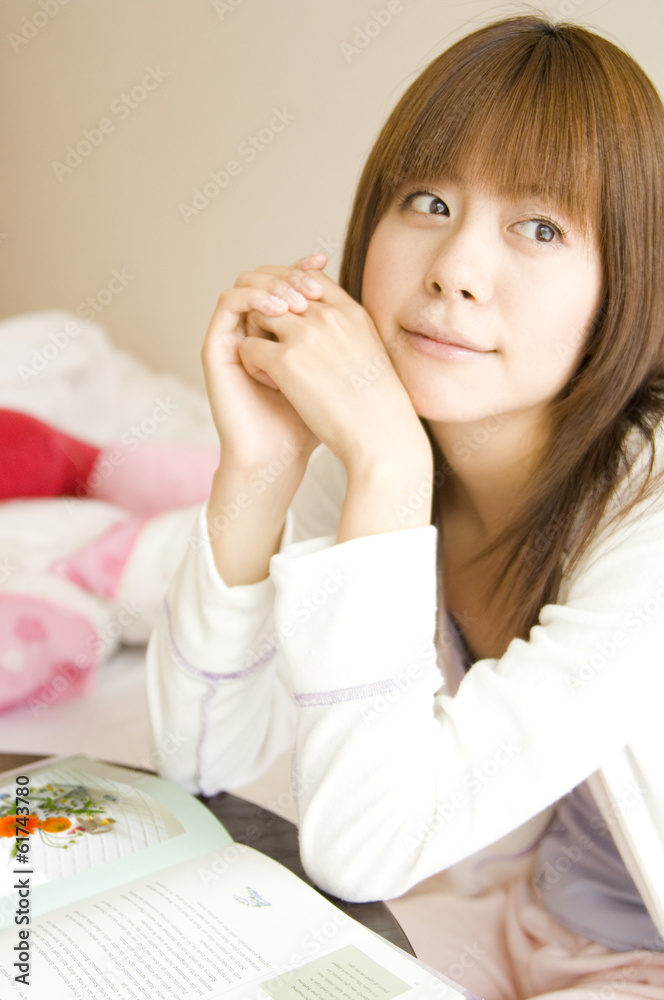 Japanese woman in her twenties with elbow on table Japanese woman in her twenties with elbow on table