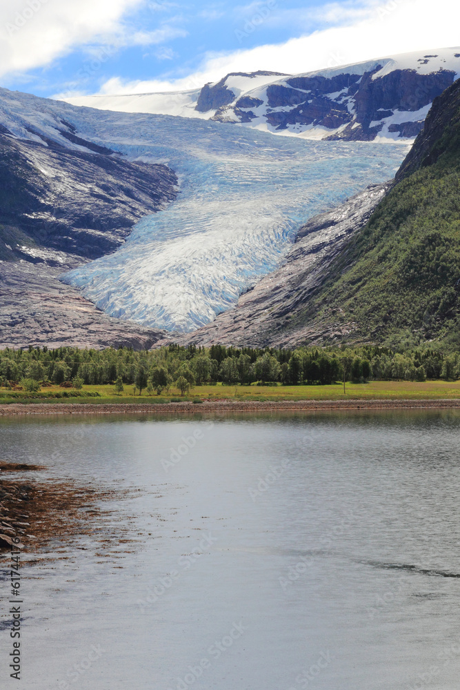 The sea and the glacier