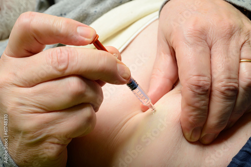 Uomo che si somministra un’ iniezione sottocutanea