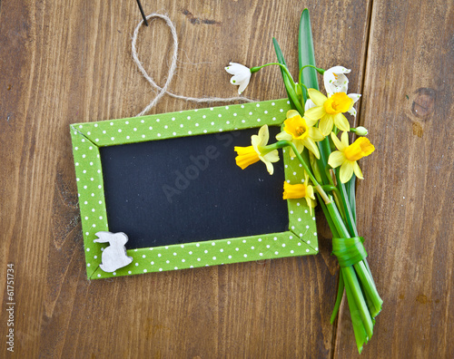 Kleine Tafel mit Fruehlingsblumen photo