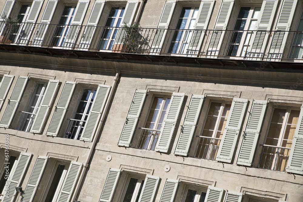 Fassade eines alten Wohngebäudes in Avignon, Frankreich