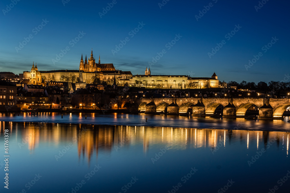 Obraz premium Prager Burg und Karlsbrücke am Abend