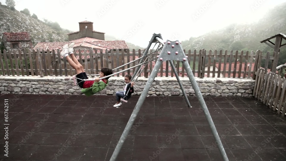 Niños columpiándose