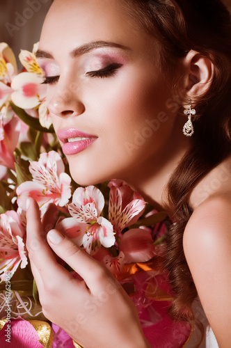 Fototapeta Naklejka Na Ścianę i Meble -  Beauty face of the young woman with flowers