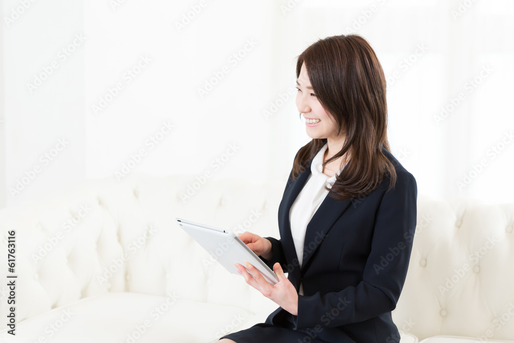 タブレットを見る女性 ビジネス タブレットを見る女性 ビジネス