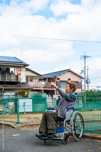 車椅子に乗った高齢の女性 © beeboys