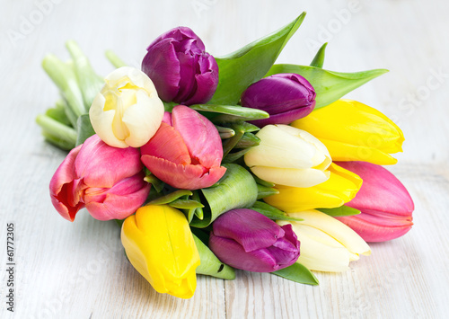 Fototapeta Naklejka Na Ścianę i Meble -  colorful tulips on wooden table