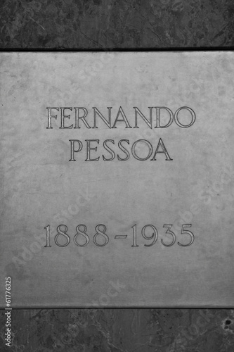 lapida de fernando pessoa