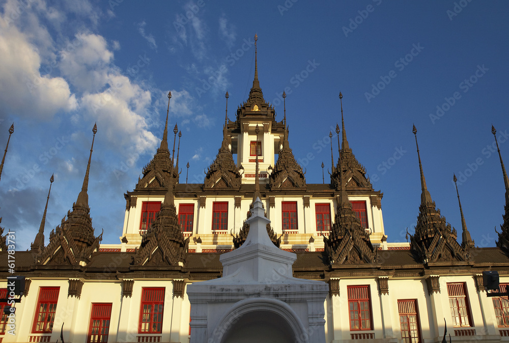 Fototapeta premium white building and blue sky