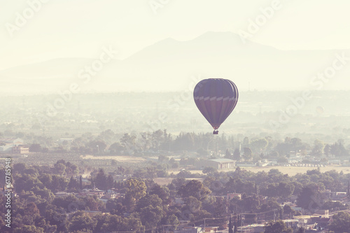 Obraz lecący balon nad miastem
