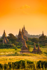 Fototapete Orange Tempel von Bagan bei Sonnenuntergang  © Luciano Mortula-LGM