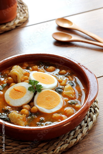 Potaje de garbanzos con espinacas y bacalao