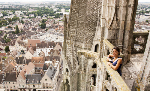 Panorama di Chartres da Notre Dame con ragazza