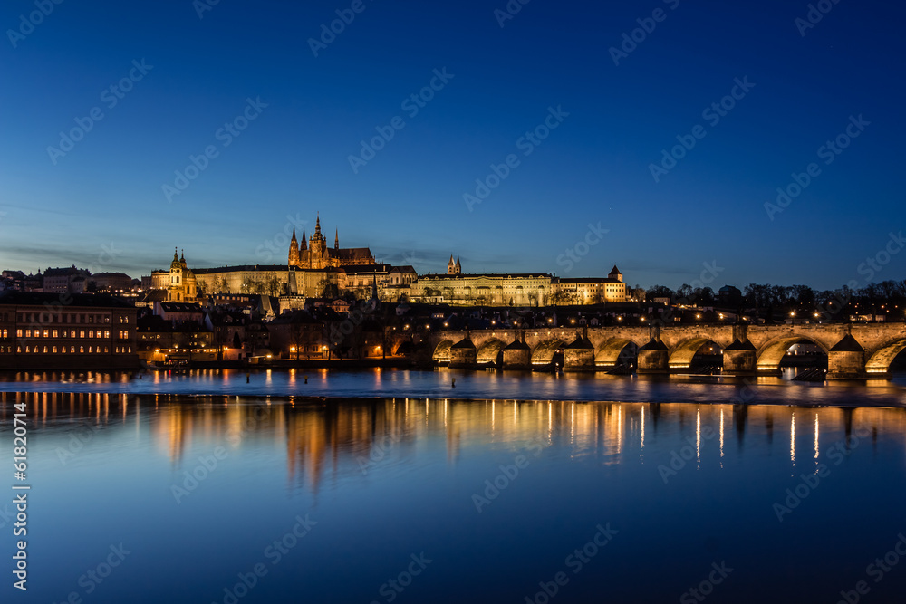 Prager Burg und Karlsbrücke am Abend