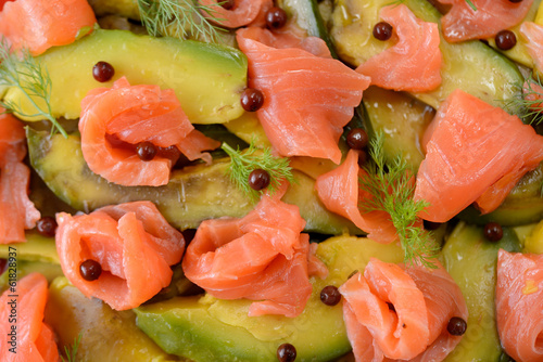 Piatto di avocado e salmone affumicato in insalata photo