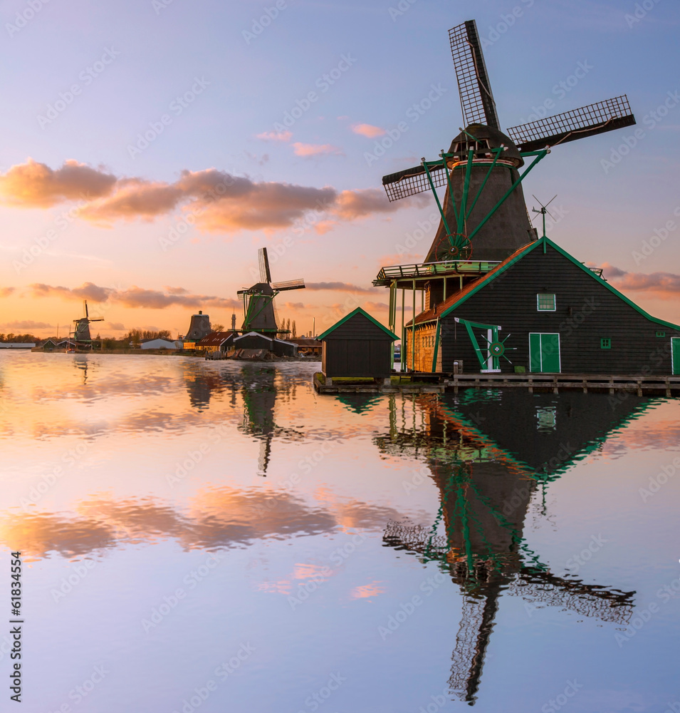 Fototapeta premium Traditional Dutch windmills with canal near the Amsterdam, Holla