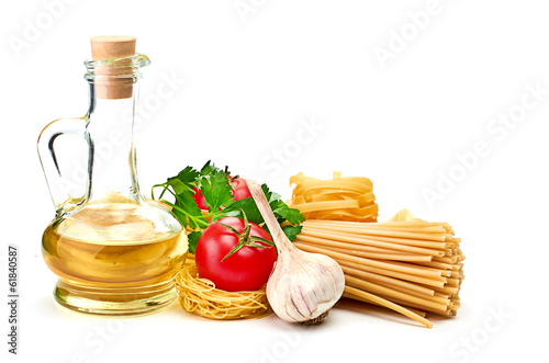 Setting pasta with tomato and garlic