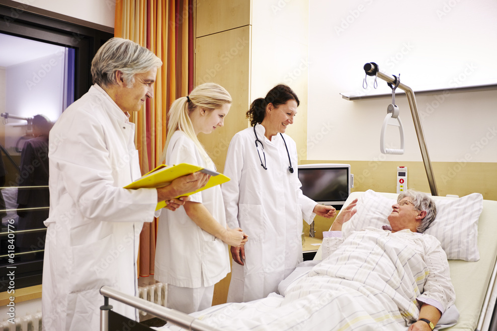 Krankenhaus Visite Patientin im Bett Krankenhaus Visite Patientin im Bett