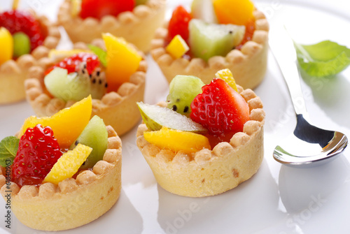 pasticcini di pasta frolla alla frutta photo