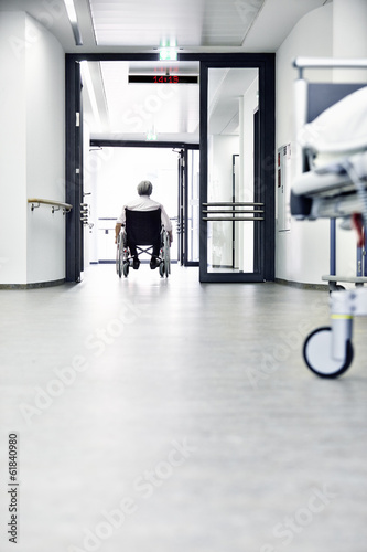 Rollstuhl Flur Krankenhaus Bett