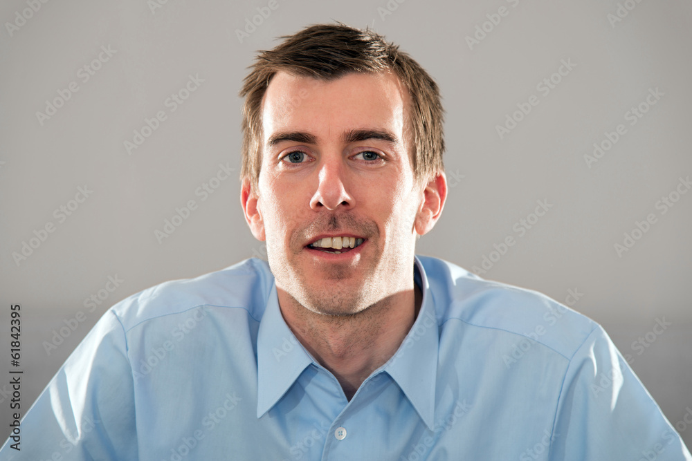 Mimik, Gesicht, junger Mann, blaues Hemd, kurze, dunkle Haare Mimik, Gesicht, junger Mann, blaues Hemd, kurze, dunkle Haare