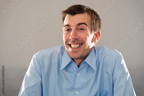 Mimik, Gesicht, junger Mann, blaues Hemd, kurze, dunkle Haare photo