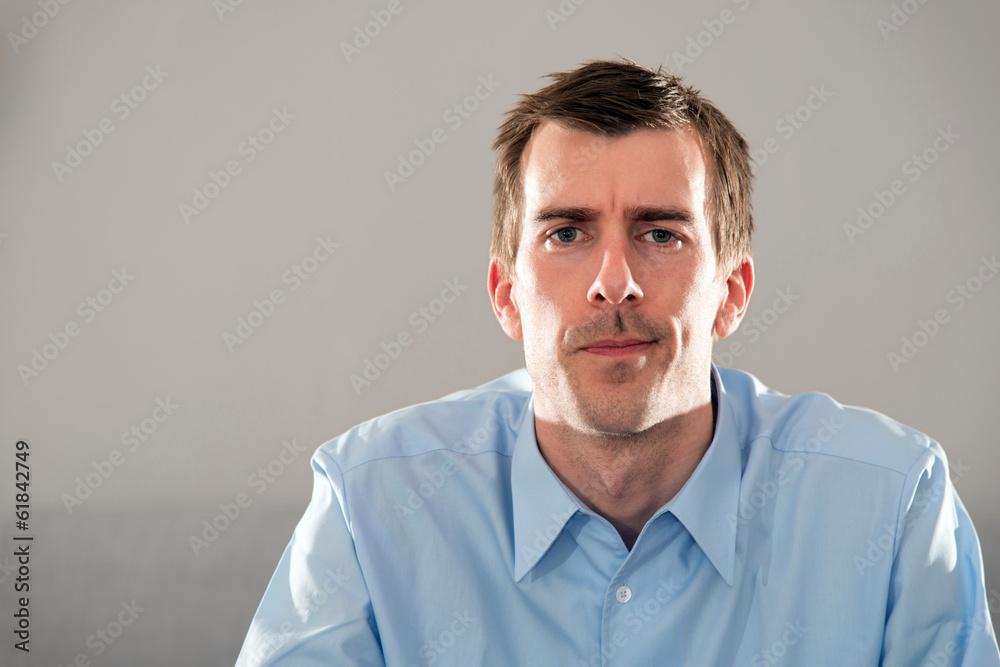 Mimik, Gesicht, junger Mann, blaues Hemd, kurze, dunkle Haare Mimik, Gesicht, junger Mann, blaues Hemd, kurze, dunkle Haare