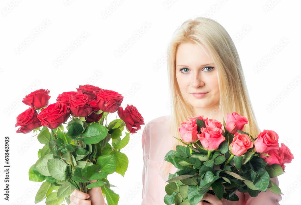 Blondes Mädchen mit Rosensträußen Blondes Mädchen mit Rosensträußen