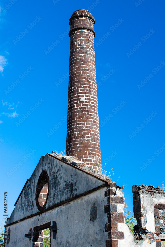 Fototapeta premium cheminée de vieille usine sucrière, île de la Réunion