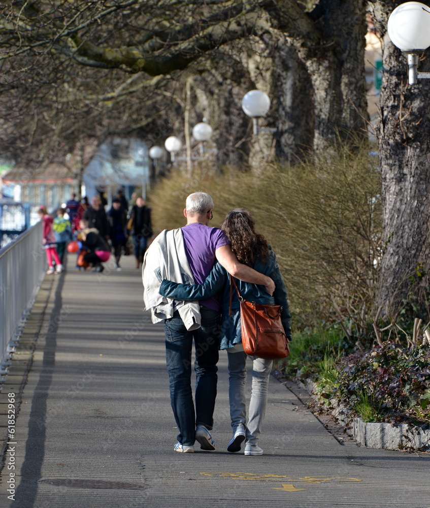 Obraz premium balade sur les bords de la limmat