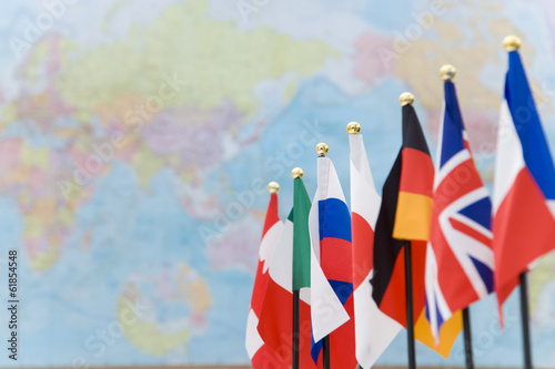 Canvastavla flags of G7 countries and global map