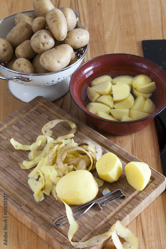 Kartoffeln zum kochen vorbereiten Kartoffeln zum kochen vorbereiten