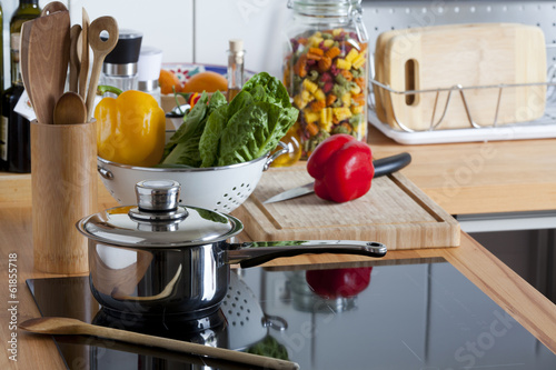 Modernes Induktionskochfeld mit Kochtopf und Kochlöffel