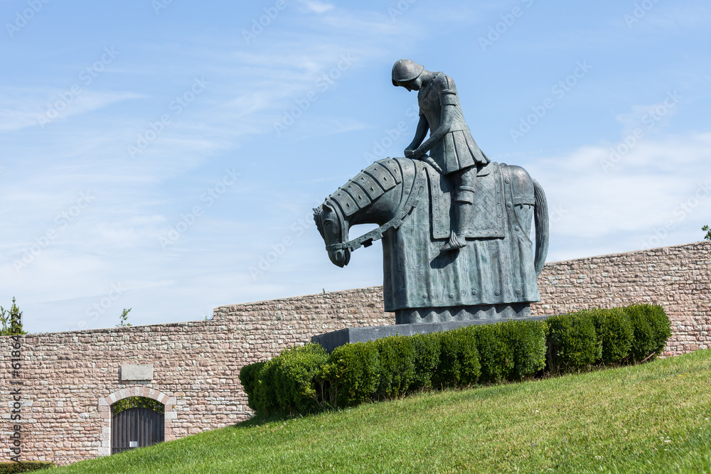 Statua uomo a cavallo, Basilica di San Francesco