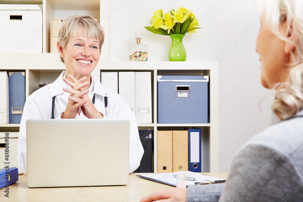 Ärztin redet mit Patientin in Sprechstunde Stock Photo Adobe Stock
