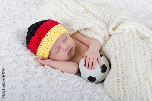 Newborn mit Deutschlandmütze und Fußball photo