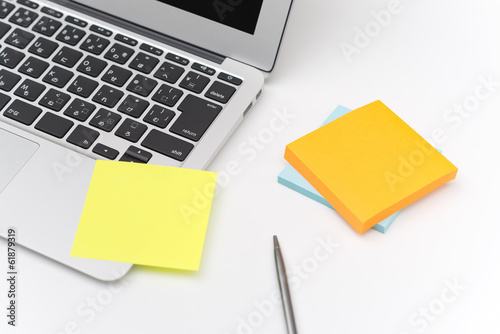 ノートパソコンと付箋