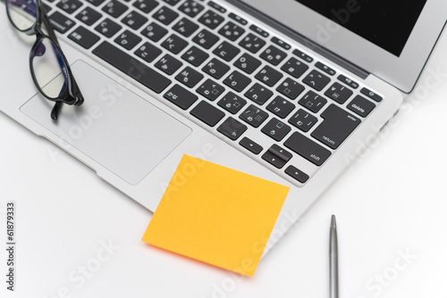 ノートパソコンと付箋