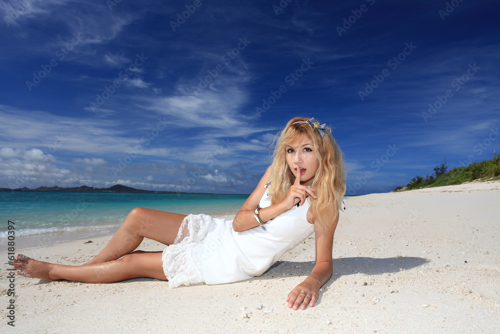 南国のビーチで寛ぐ笑顔の女性